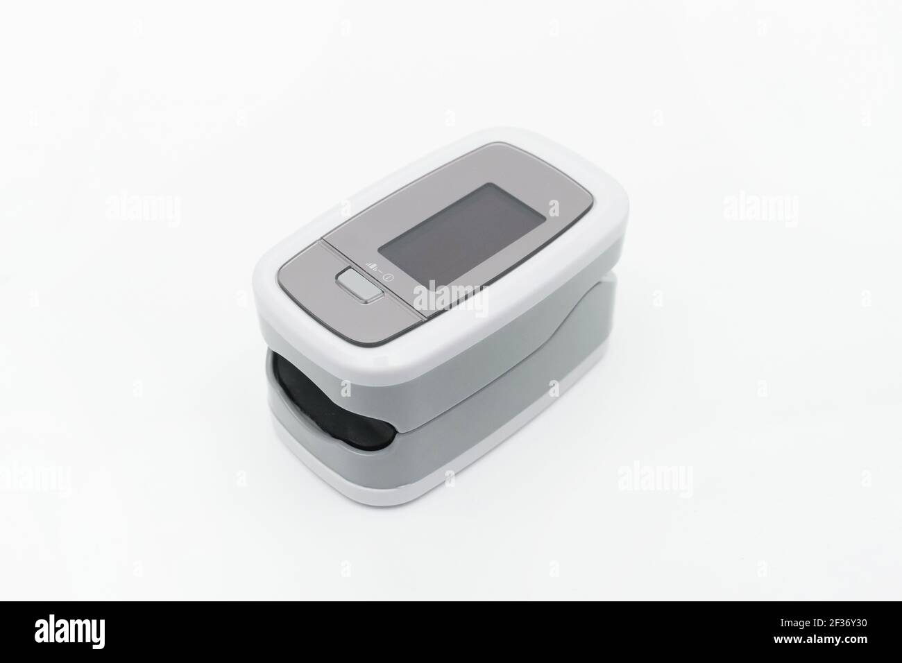 Modernes medizinisches Fingerspitzenpulsoximeter auf weißem Hintergrund, Nahaufnahme. Stockfoto