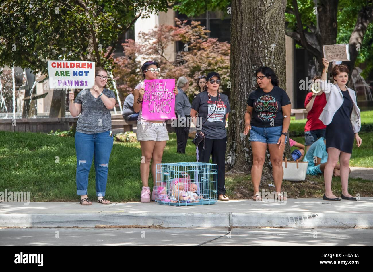 7-2-2019 Tulsa USA - Protestierende im Park mit Schildern und Puppen In einem Käfig-Kinder sind keine Bauern - ist das was Es bedeutet Pro-Life zu sein - Konzentration ca. Stockfoto