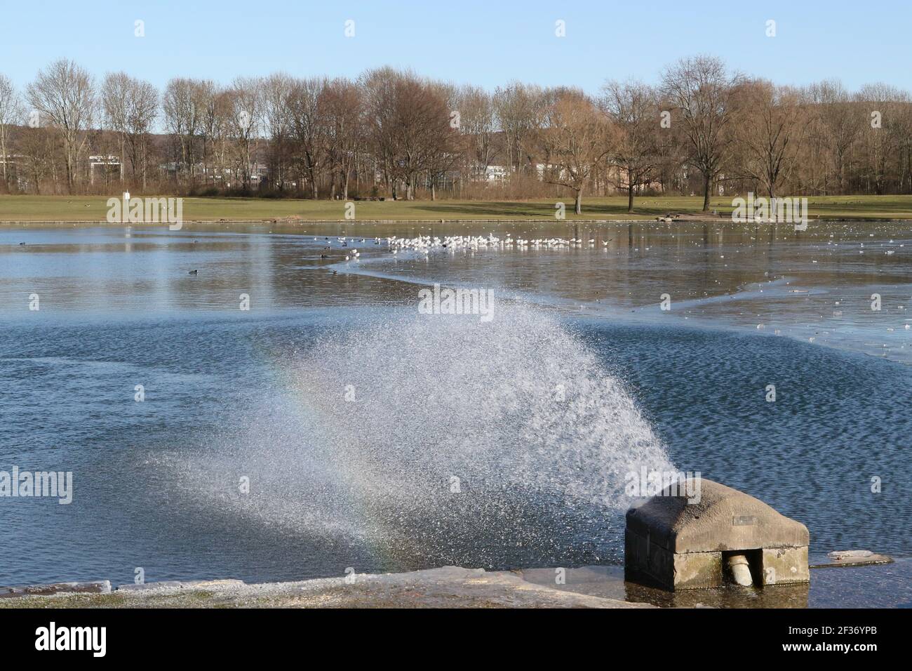 Brunnen am See im Park Stockfoto
