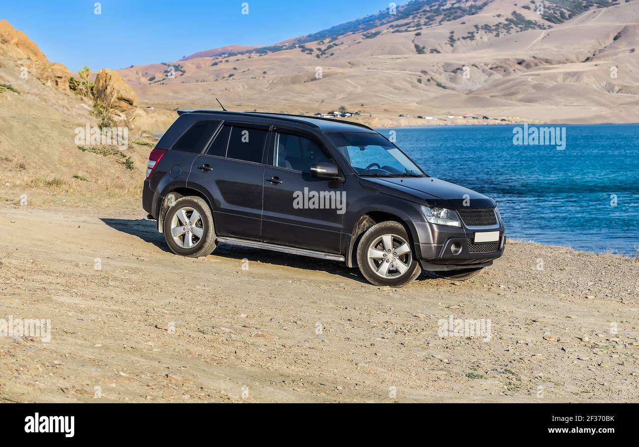 Geländewagen am Meer am Nachmittag Stockfoto