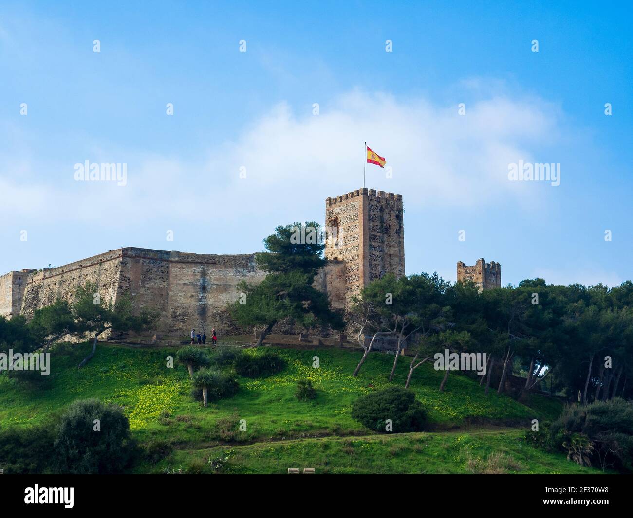 Blick auf eine der Fassaden des mittelalterlichen Schlosses von Fuengirola. Stockfoto