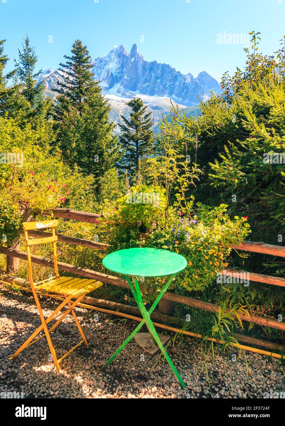 Ein leerer Tisch in einem Café im Freien auf einer Wanderung Wanderweg mit Panoramablick auf die französischen Alpen Stockfoto