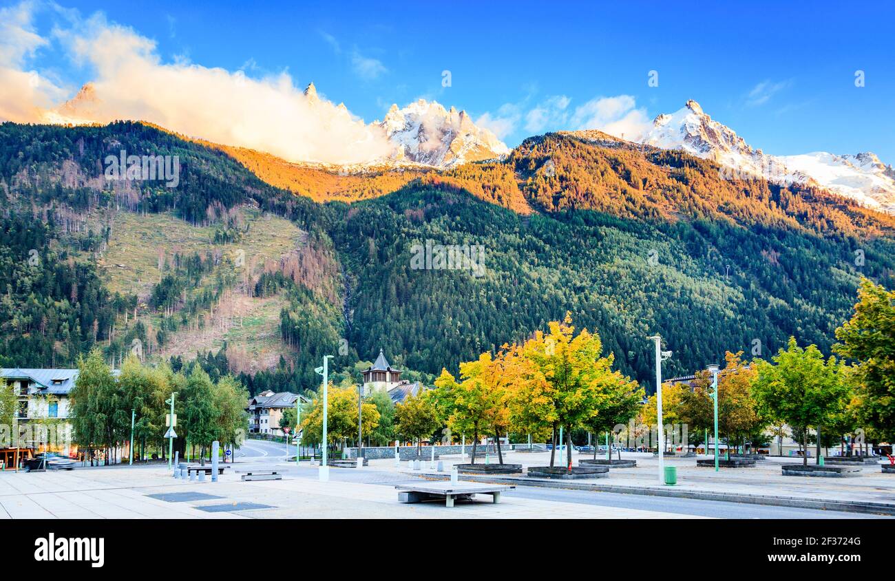 Ein Blick auf den Mont Blank und die umliegenden Gipfel von einem Marktplatz in Chamonix, Frankreich Stockfoto