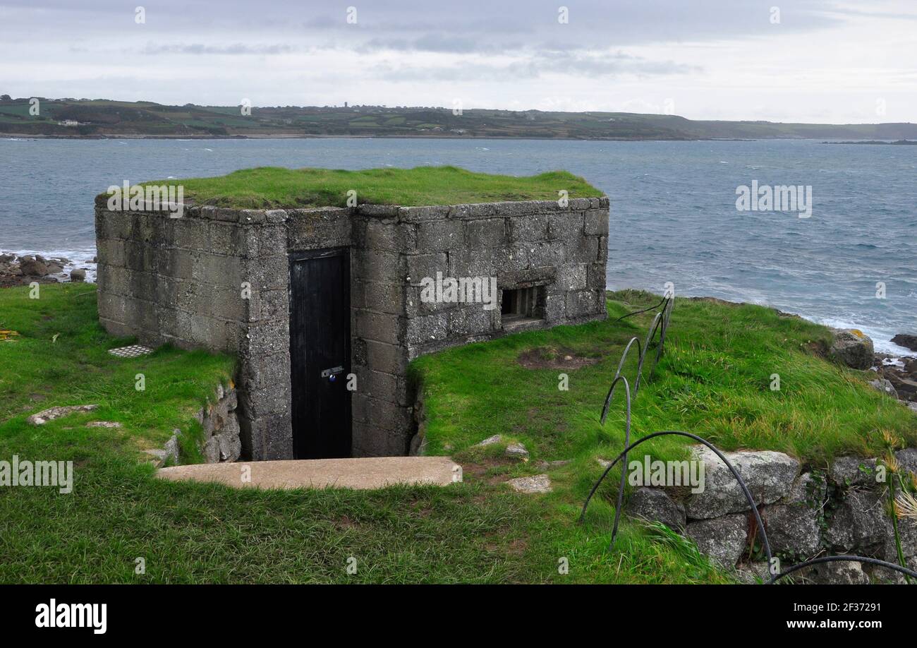 Eine Pillenbox aus dem Zweiten Weltkrieg mit Blick auf die Bucht von Mounts als Teil der Meeresverteidigung im Garten des St. Michaels Mount of Marazion in Cornwall. VEREINIGTES KÖNIGREICH Stockfoto