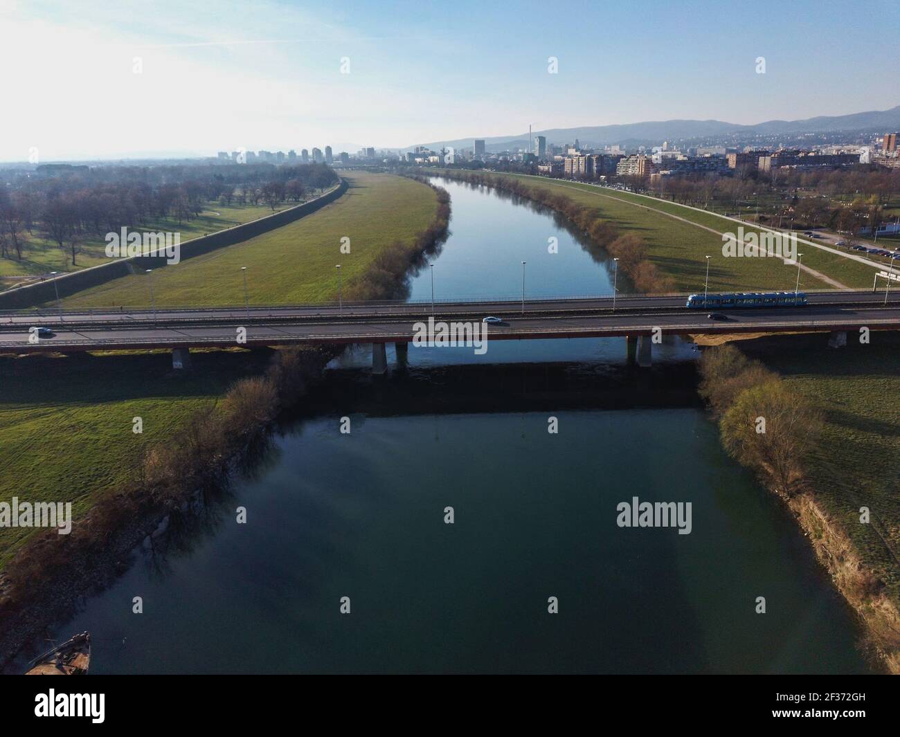 Zagreb, Kroatien-7th. März 2021: Eine der Zagreber Stadtbrücken über den Fluss Sava im östlichen Teil der Stadt Stockfoto