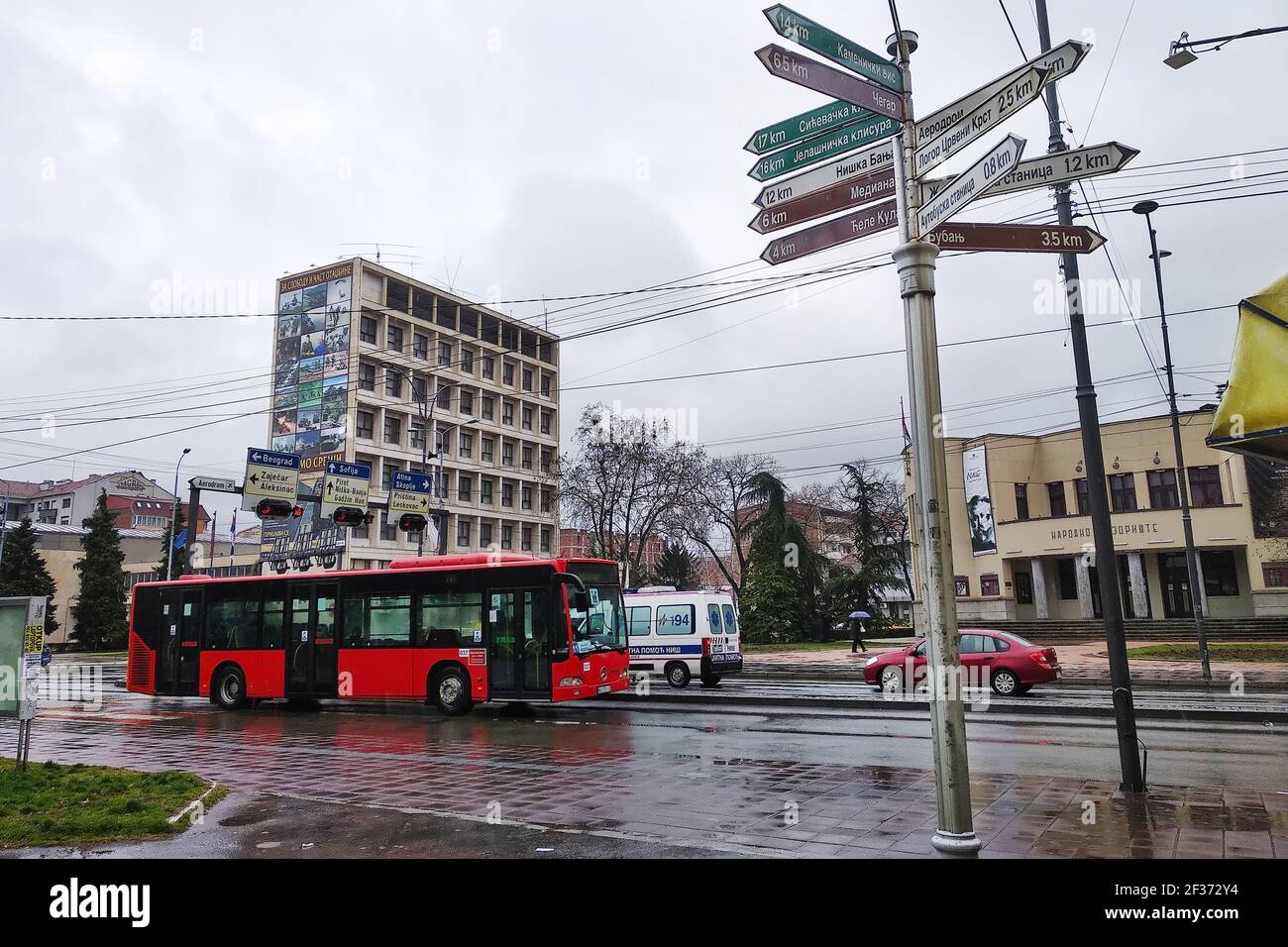 NIS, SERBIEN - 15. MÄRZ 2021 - Bewölkter regnerischer Tag im Zentrum der Stadt Nis. NIS ist eine der größten Städte in Serbien und Hauptbezirk des südlichen S Stockfoto