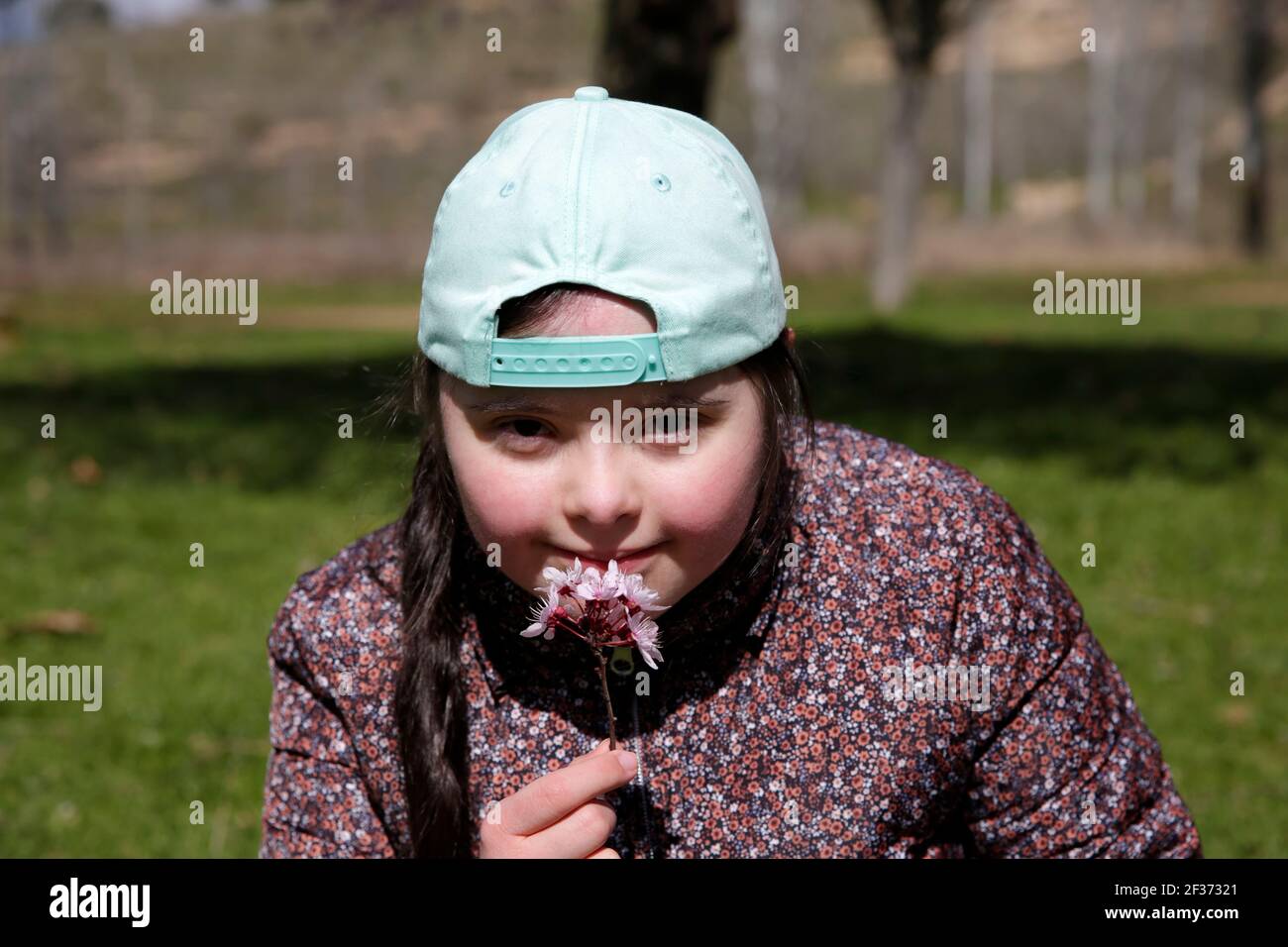 Junges Mädchen mit Frühlingsblumen in der Hand Stockfoto