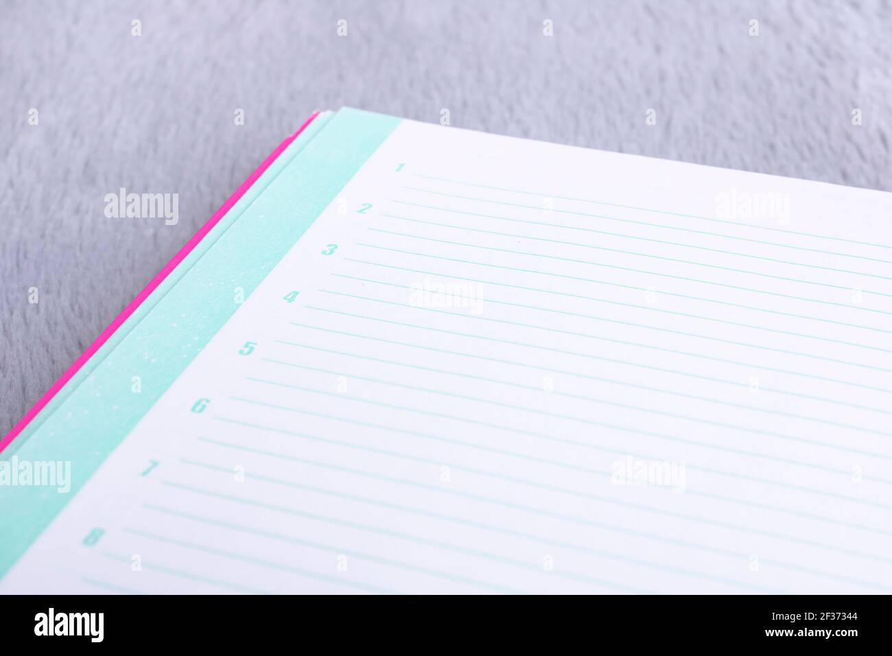 Weiße Seite des Notepad auf einem grauen Hintergrund Stockfoto