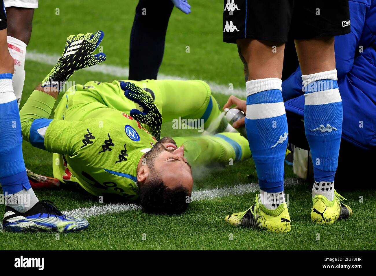 Mailand Italien Marz 2021 14th David Ospina Von Ssc Napoli Wird Nach Einem Zusammenstoss Der Spiele Wahrend Der Serie A Fussballspiel Zwischen Ac Mailand Und Ssc Napoli Im San Siro Stadion In