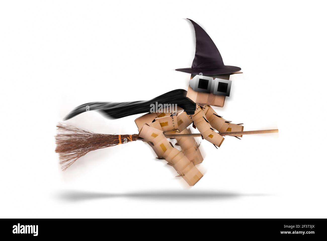 Halloween Hexenfigur fliegt auf einem Broomstick oder Bsom mit Hexenhut und Umhang. Isoliert auf weißem Hintergrund. Feiertagssymbol und -Symbol Stockfoto