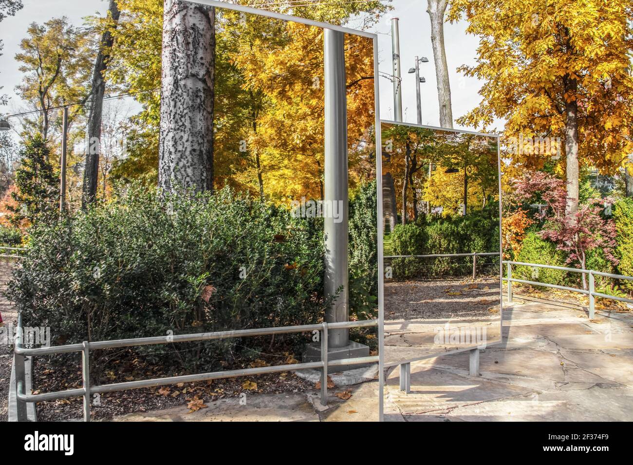 Das Spiegellabyrinth im Herbst - verwirrend, aber schöne Reflexionen In der Natur mit Spiegelverzerrungen und selektivem Fokus Stockfoto