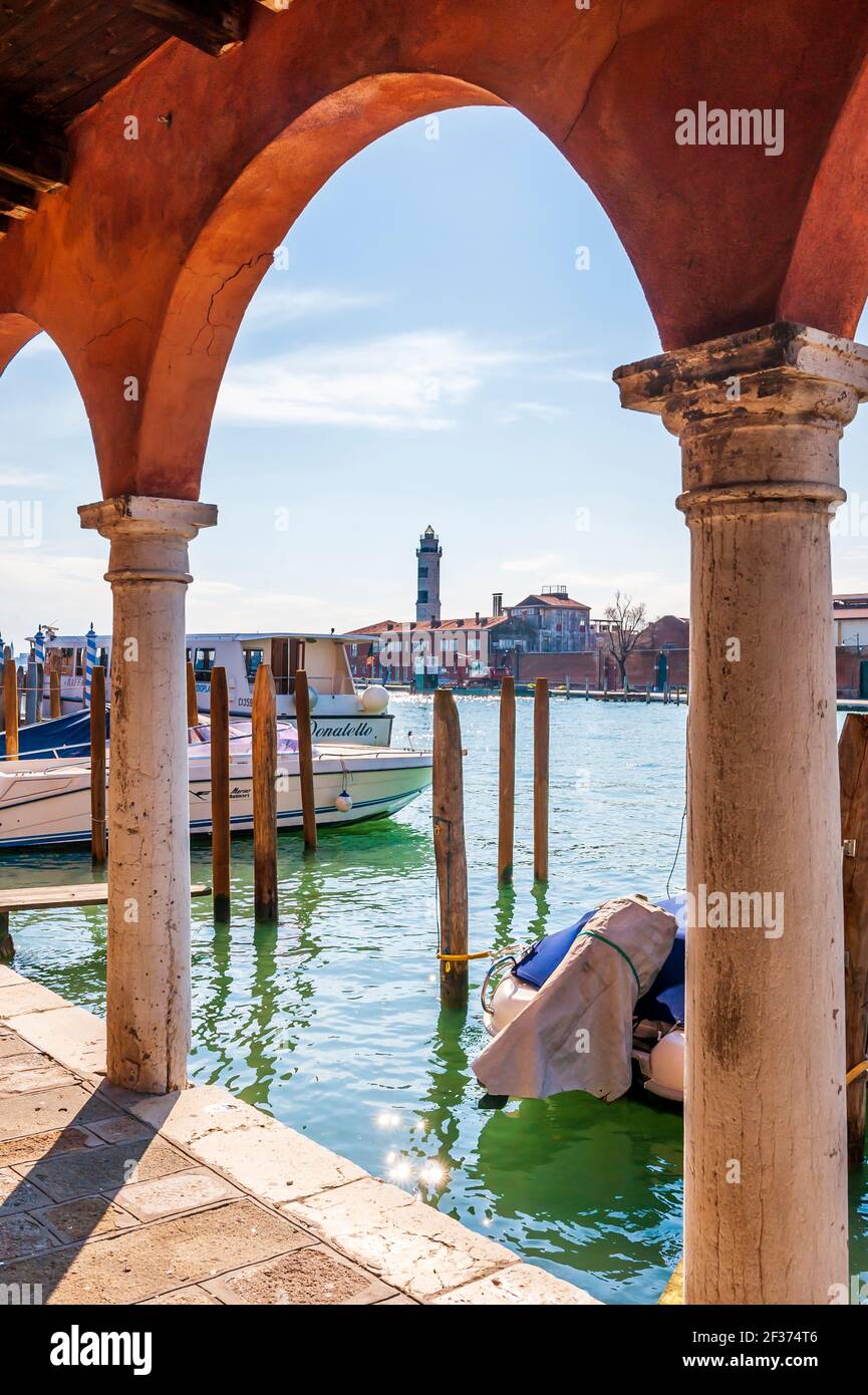 Murano Leuchtturm aus den Arkaden von Fondamenta Navagero Andrea in Murano in Venedig in Venetien, Italien Stockfoto