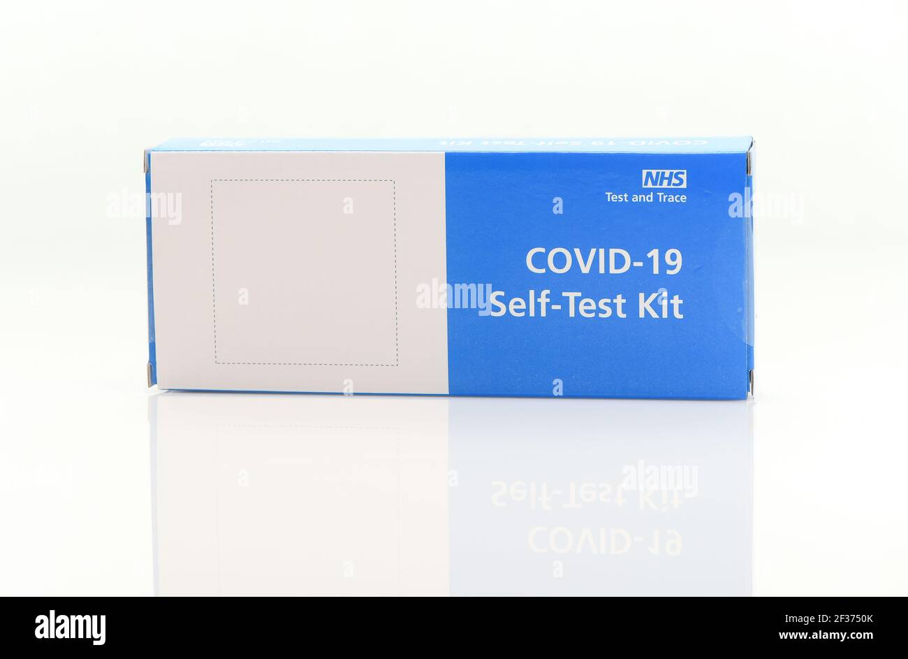 Test und Trace Covid-19 NHS Home Selbsttest-Kit für Schüler, die zurück zur Schule und Hochschule auf weißem Hintergrund erschossen zur Verfügung gestellt. Stockfoto