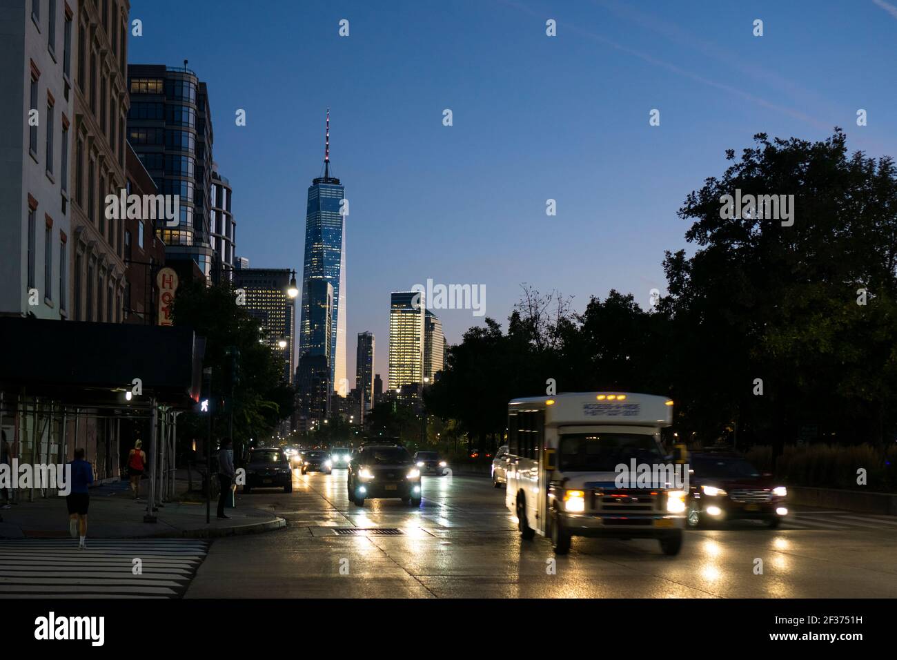 New York City, NY, USA - September 4 2020: New York City Downtown Manhattan belebte Straße mit Autos. Kreuzung Straße in der Stadt am Abend. Stockfoto