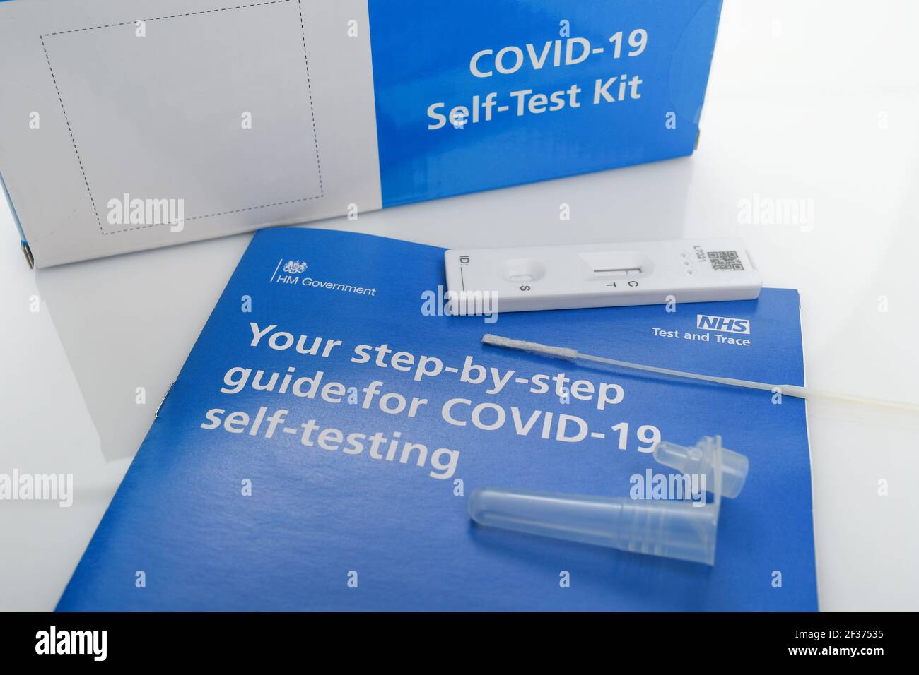 Covid-19 selbst-Test NHS-Test und Trace-Kit für Schüler der Schule und Hochschulen für zu Hause testen zur Verfügung gestellt. Stockfoto