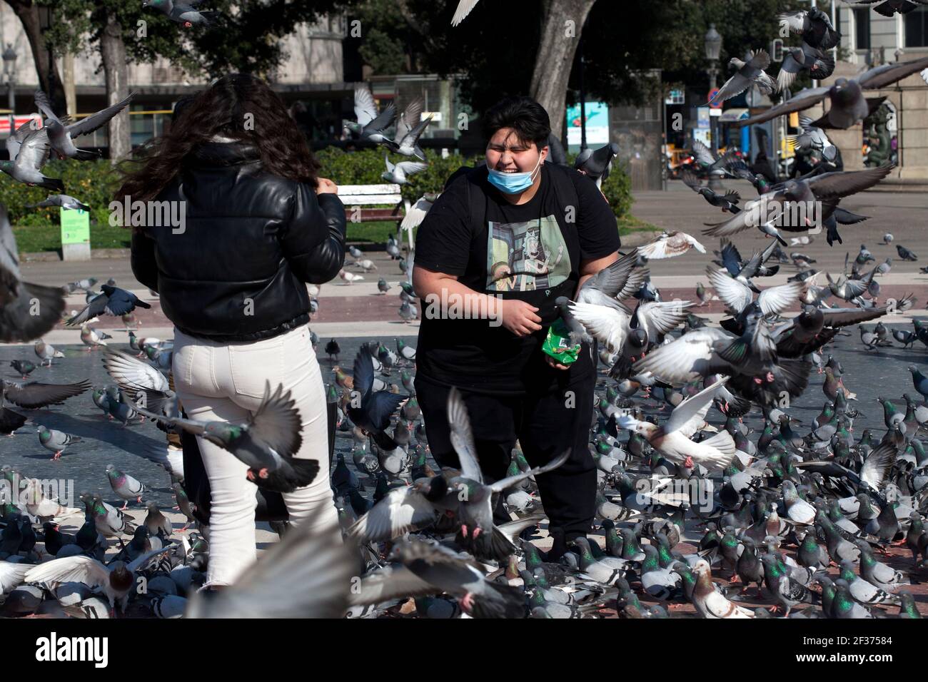 Paar, das die Tauben füttert, Barcelona, Spanien. Stockfoto