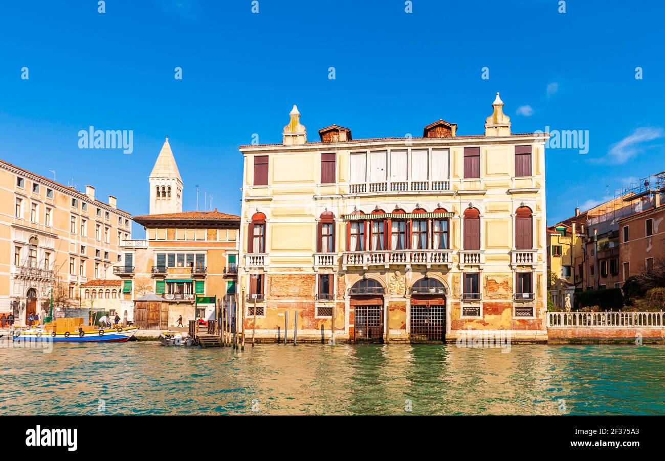 Mittelalterliche Fassaden und Gondeln auf dem Canal Grande in Venedig in Venetien, Italien Stockfoto