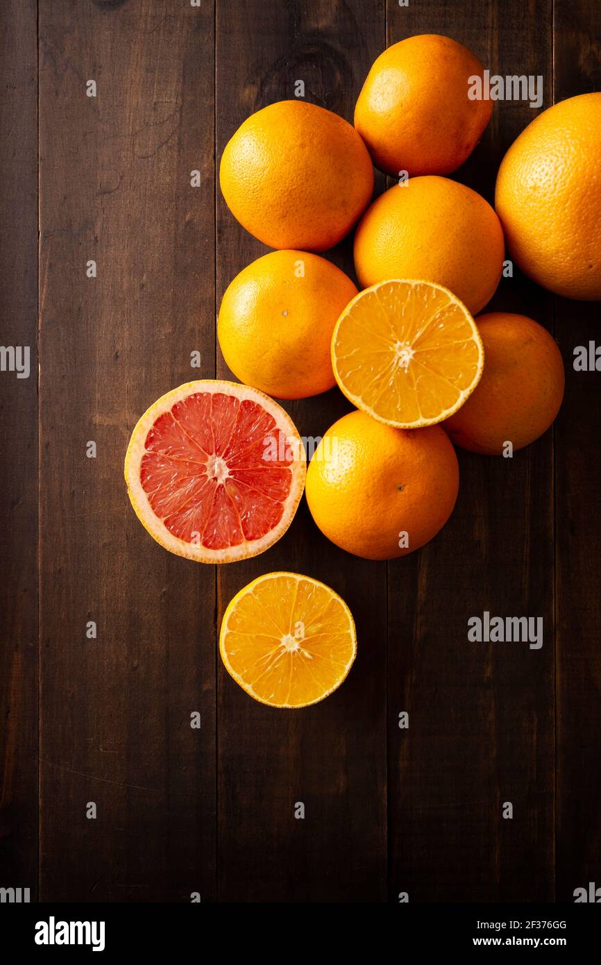 Bild von oben von Orangen und Grapefruit auf rustikalem Holz Tabelle Stockfoto