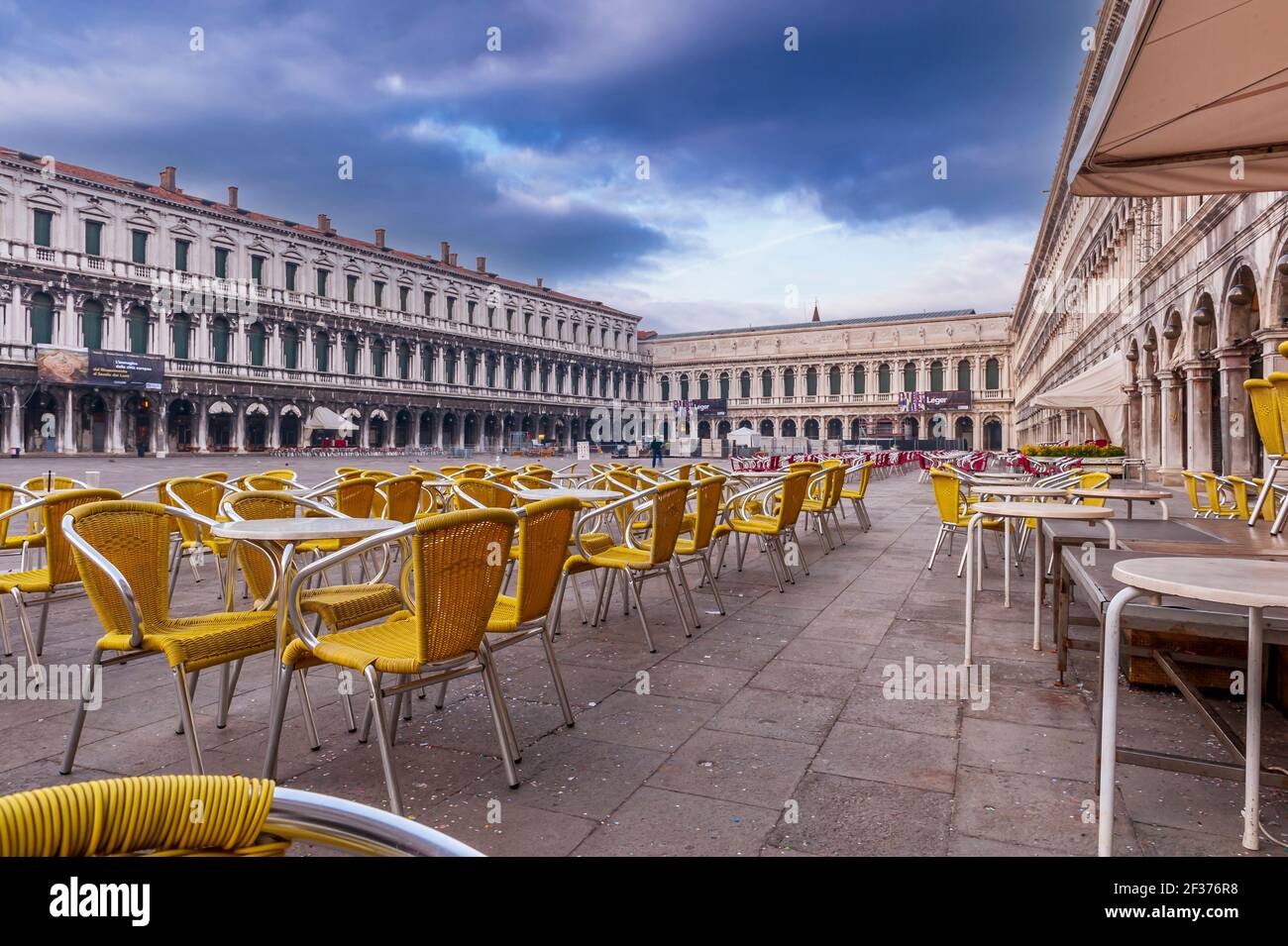 Menschenleere Café-Terrasse am frühen Morgen Markusplatz in Venedig in Venetien, Italien Stockfoto