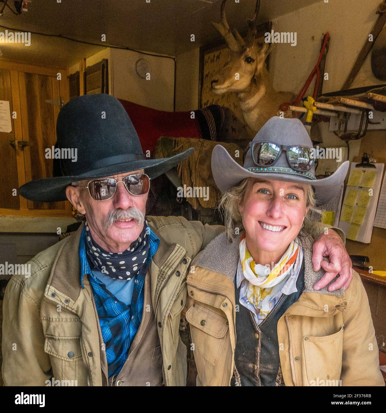 Zwei Cowhände, eine Frau und ein Mann, sind Mitarbeiter auf einer Bude Ranch Stockfoto