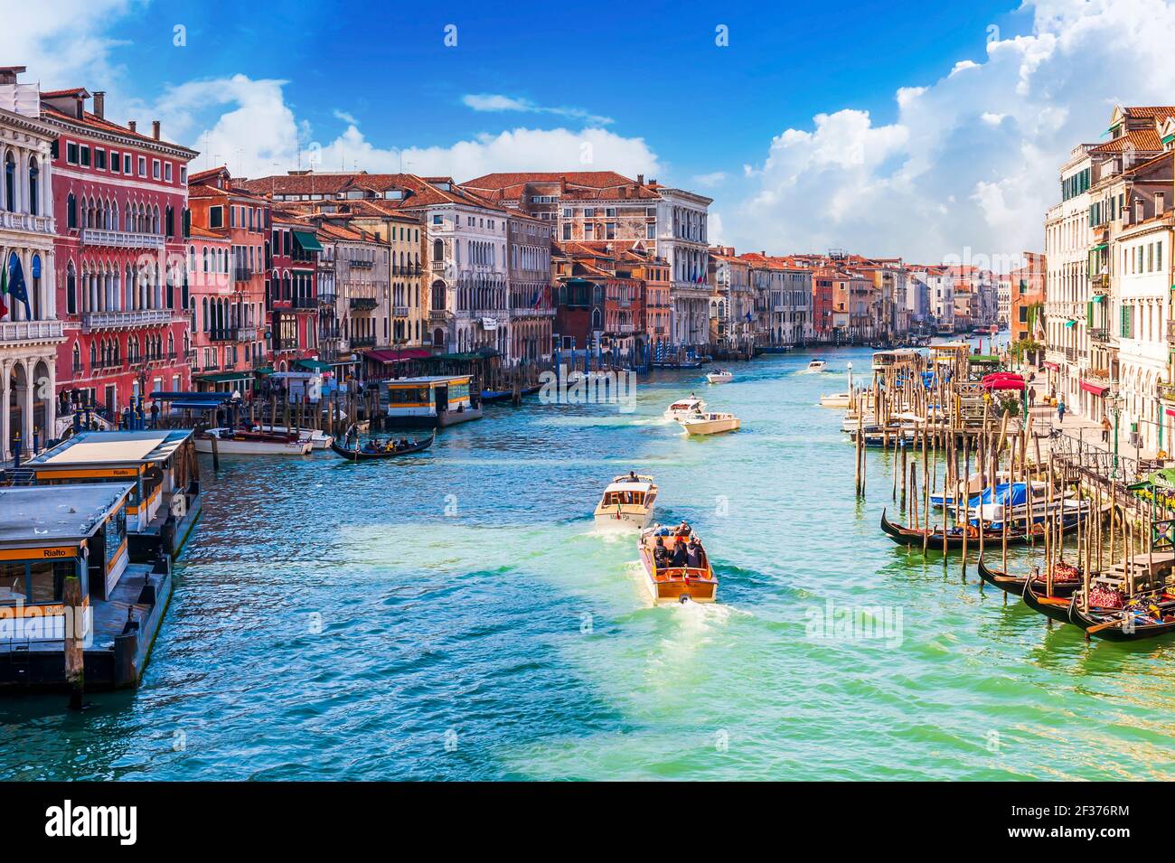 Verkehr auf dem Canal Grande in Venedig in Venetien, Italien Stockfoto