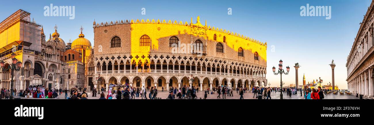 Panorama der Kathedrale und des Dogenpalastes auf dem Markusplatz in Venedig in Venetien, Italien Stockfoto