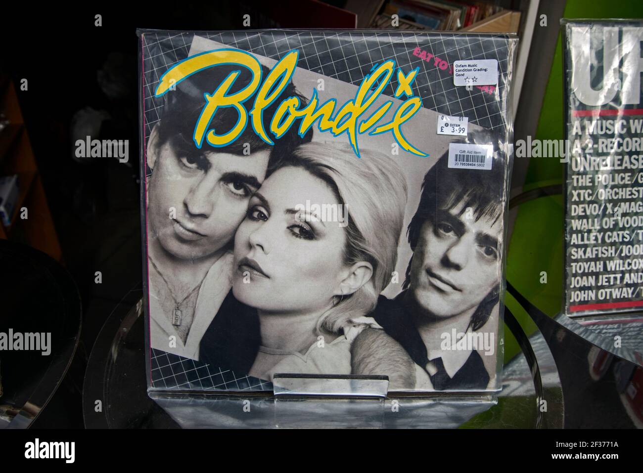 'Eat To The Beat' LP von Blondie im Fenster eines Oxfam-Wohltätigkeitsladens in Edinburgh, Schottland, Großbritannien. Stockfoto