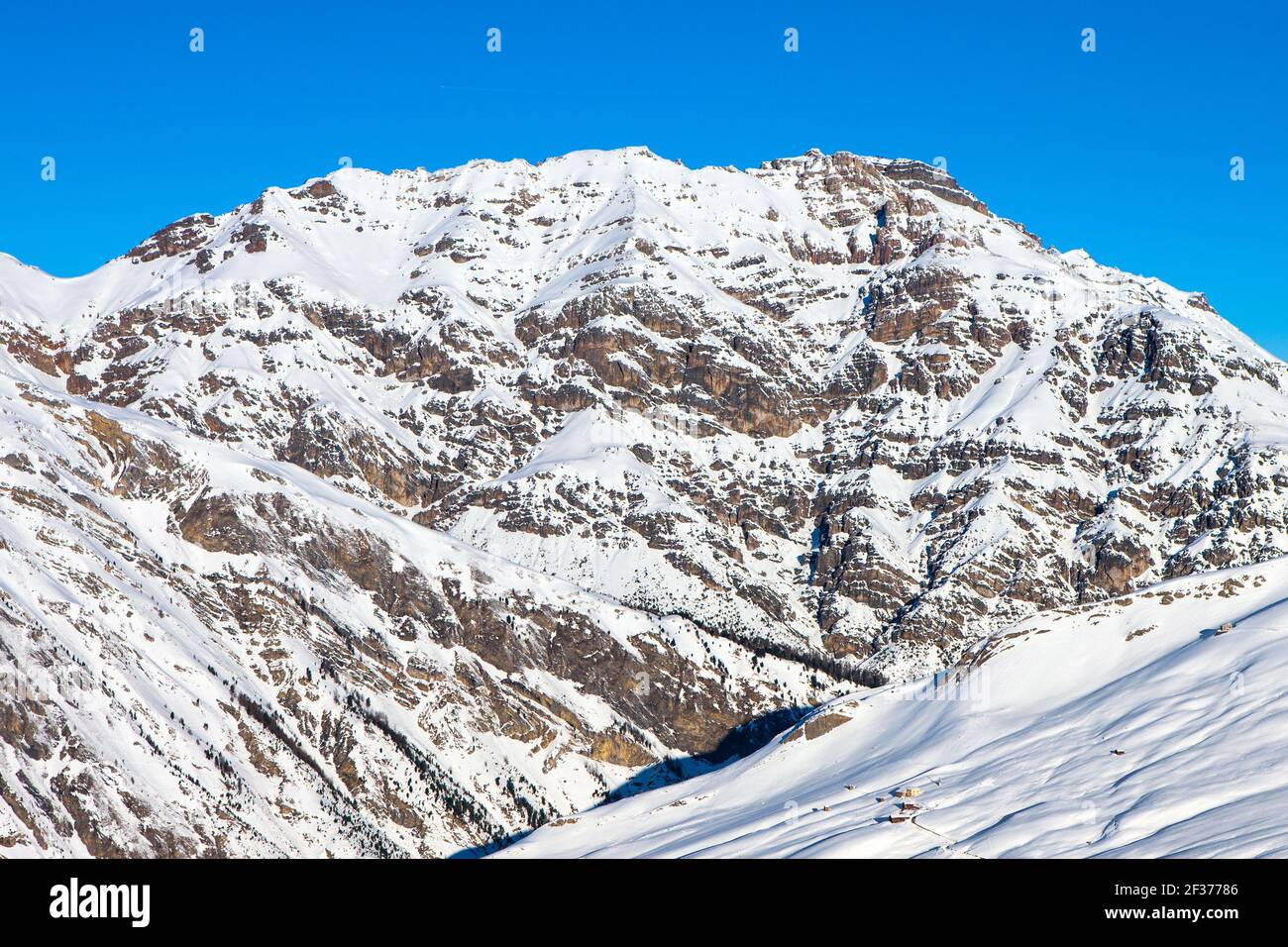 Schöne sonnige Winterlandschaft der Alpen, Dolomiten Berge, Diavolezza Gipfel Stockfoto