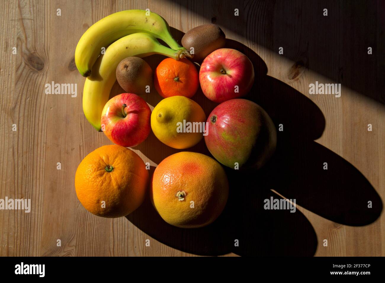 Früchte werden vom Sonnenlicht getroffen und werfen Schatten Stockfoto