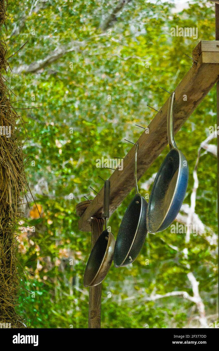 Drei Bratpfannen hängen Stockfoto