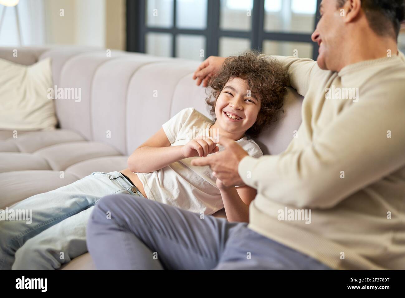 Tolle Zeiten. Happy latin Junge Spaß beim Verbringen Zeit mit seinem Vater, spielen im Wohnzimmer zu Hause Stockfoto