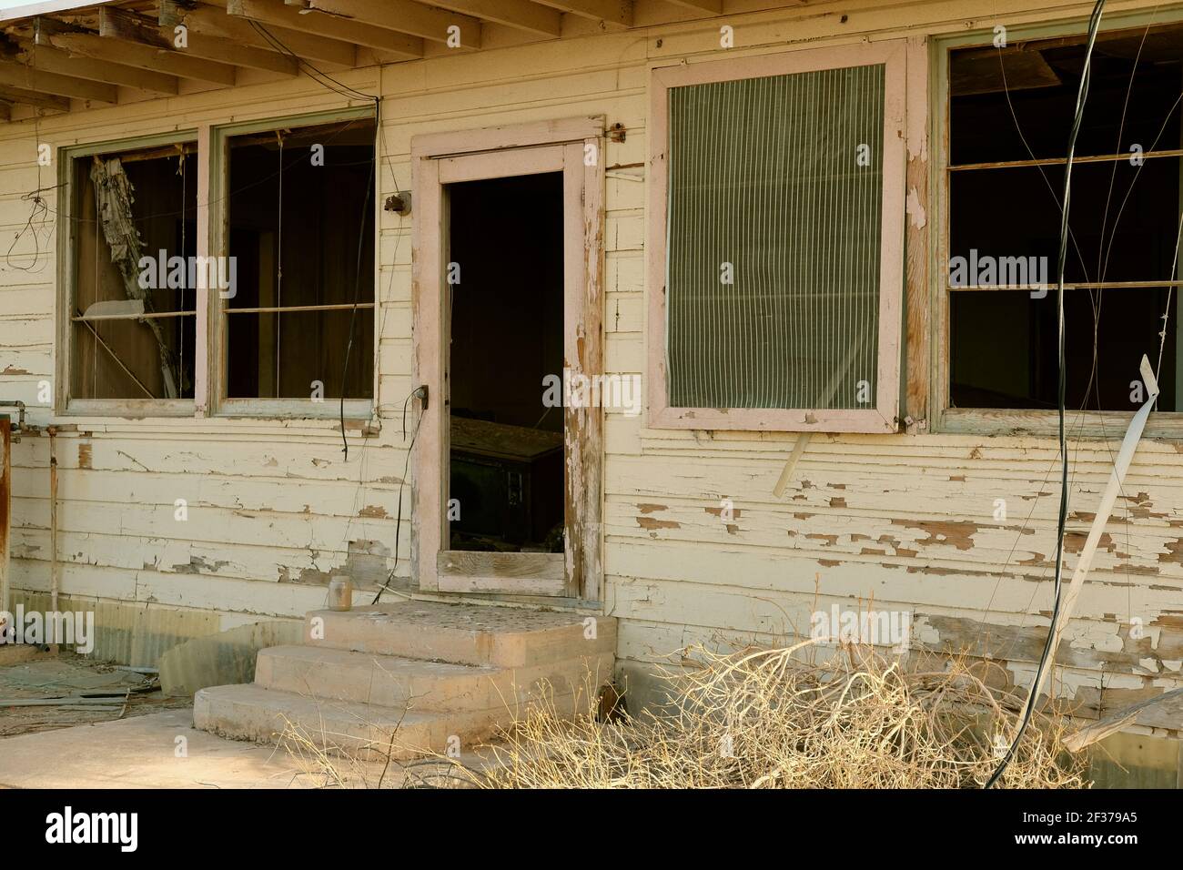 Außenansicht eines verlassenen Hauses in der Wüste von Arizona, in der Nähe von Roll und Wellton, Arizona USA; Verfall und verlassene Haus fallen auseinander, vergessen, verlassen. Stockfoto