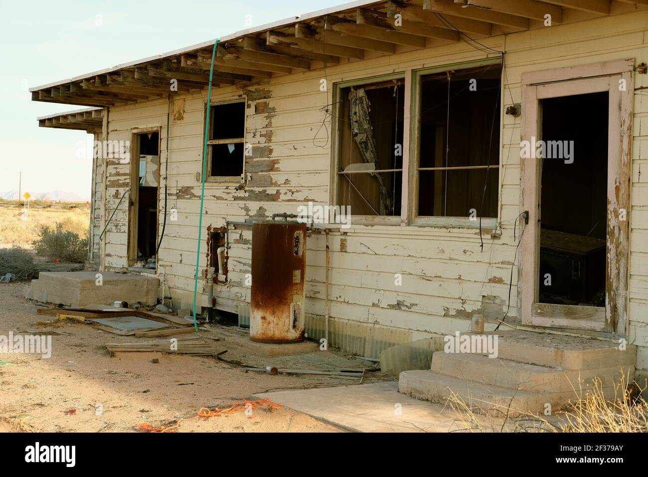 Außenansicht eines verlassenen Hauses in der Wüste von Arizona, in der Nähe von Roll und Wellton, Arizona USA; Verfall und verlassene Haus fallen auseinander, vergessen, verlassen. Stockfoto