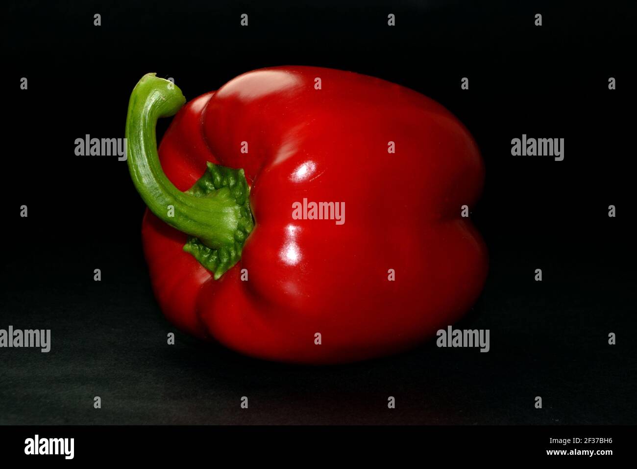 Das Studiofoto von Red Paprika isoliert auf einem Schwarz Hintergrund Stockfoto