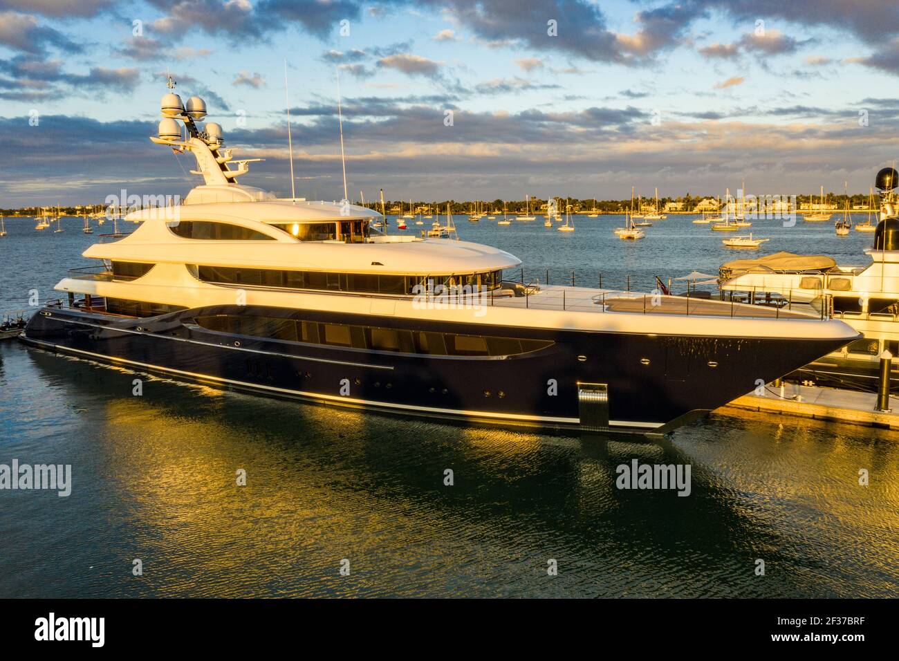 Super Yachts vertäut in Rybovich Superyacht Marina in West Palm Beach Florida Stockfoto