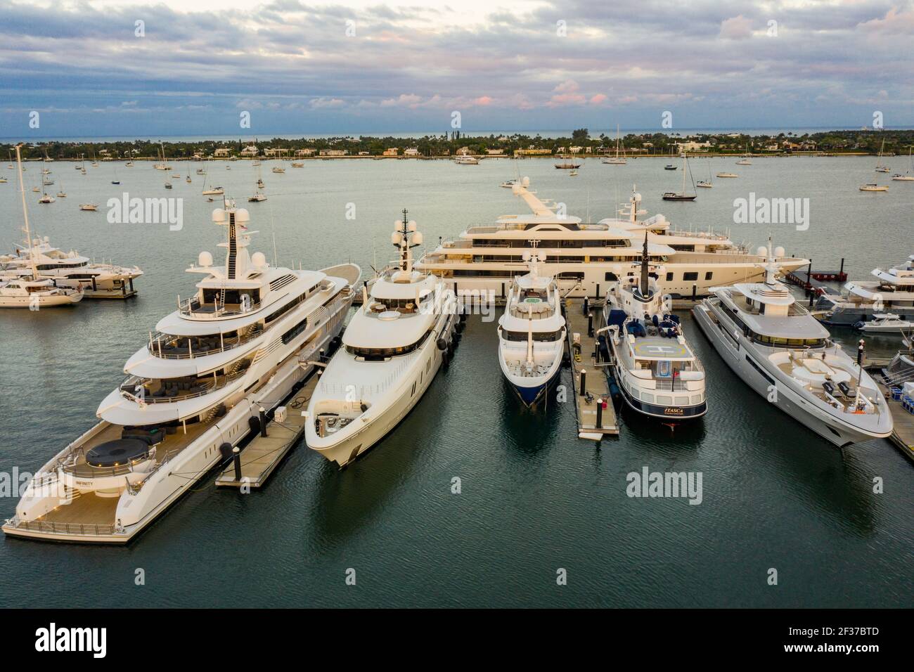 Super Yachts vertäut in Rybovich Superyacht Marina in West Palm Beach Florida Stockfoto