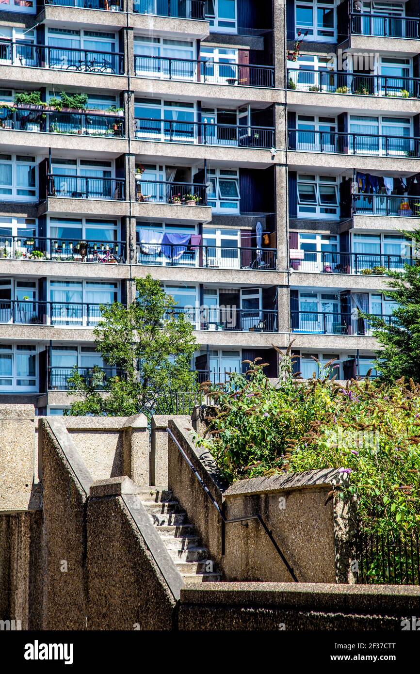 Betonsteg mit Brutalist-Stil Wohnhochhaus Trellick Tower im Hintergrund von Architekt Ernő Goldfinger, London, Großbritannien Stockfoto