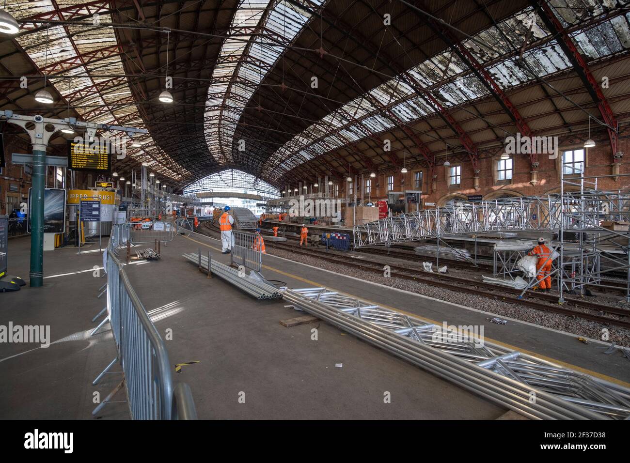 Temple Meads Station, Bristol, wo ein Zwischendach installiert wird, um die Restaurierung des Glasdachs zu ermöglichen. Stockfoto