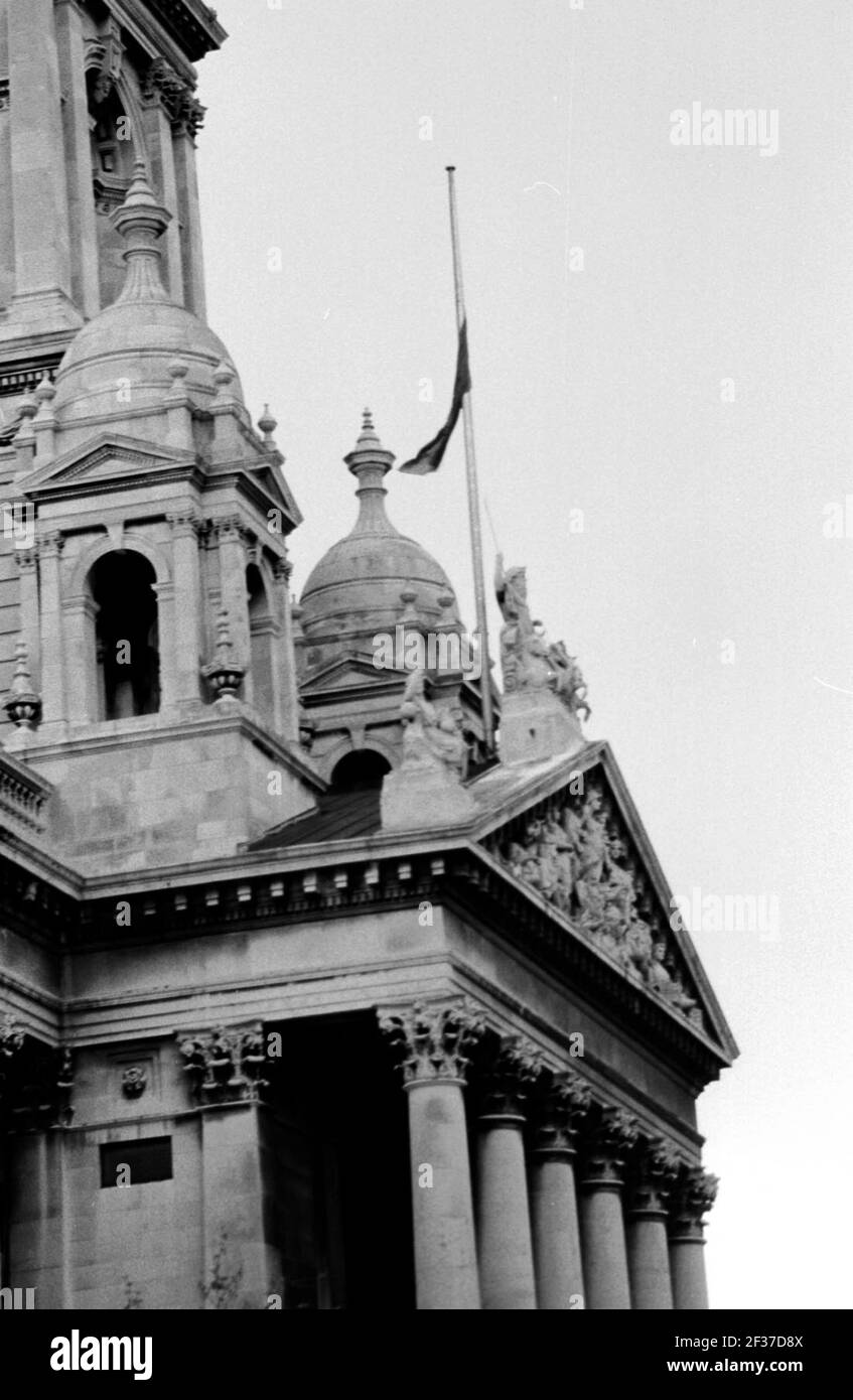 DIE CIVIC FLAGGE IN PORTSMOUTH GUILDHALL HÄNGT AM HALBEN MAST NACH DEM UNTERGANG DER HMS SHEFFIELD IN DEN FALKLANDS 5-5-1982. PIC MIKE WALKER Stockfoto