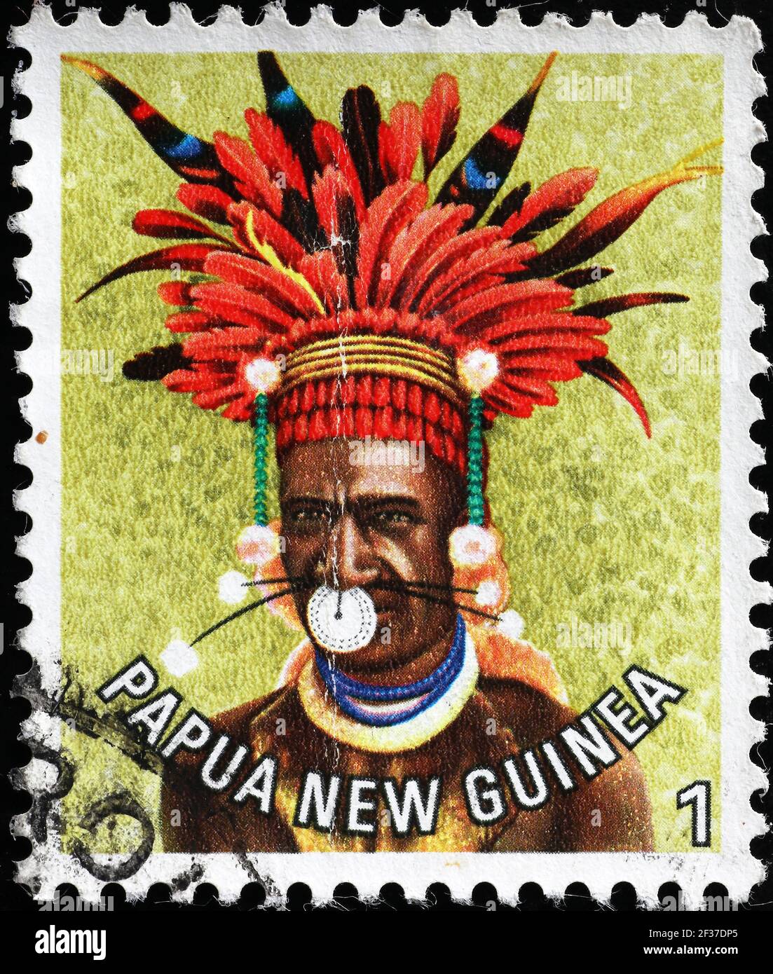 Gefiederter Kopfschmuck aus Papua-Neuguinea stammt auf Briefmarke Stockfoto
