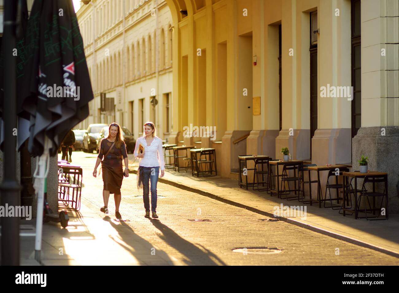 VILNIUS, LITAUEN - 20. AUGUST 2020: Stadtbewohner und Touristen bummeln auf der Didzioji-Straße, der ältesten und extravagantesten Straße der Altstadt Stockfoto