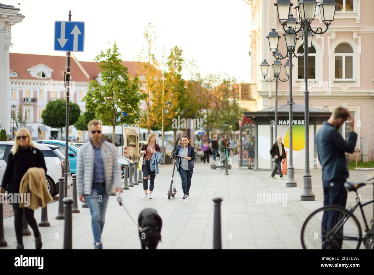 VILNIUS, LITAUEN - 20. AUGUST 2020: Stadtbewohner und Touristen bummeln auf der Didzioji-Straße, der ältesten und extravagantesten Straße der Altstadt Stockfoto