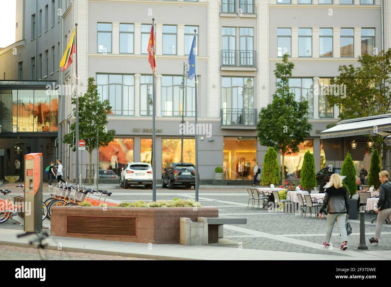 VILNIUS, LITAUEN - 20. AUGUST 2020: Stadtbewohner und Touristen bummeln auf der Didzioji-Straße, der ältesten und extravagantesten Straße der Altstadt Stockfoto