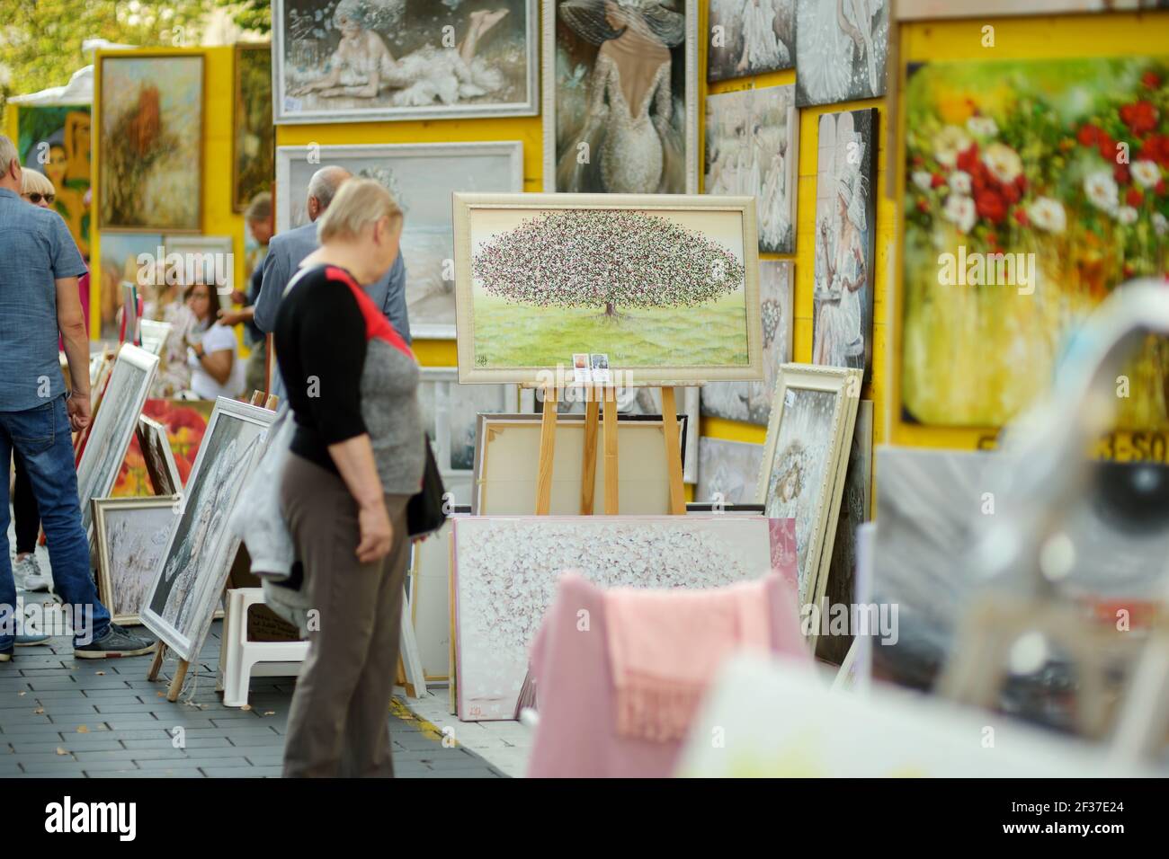 VILNIUS, LITAUEN - 5. SEPTEMBER 2020: Künstler verkaufen ihre Bilder auf der Nationenmesse, wo Meister aus den nationalen Gemeinschaften Litauens pres Stockfoto