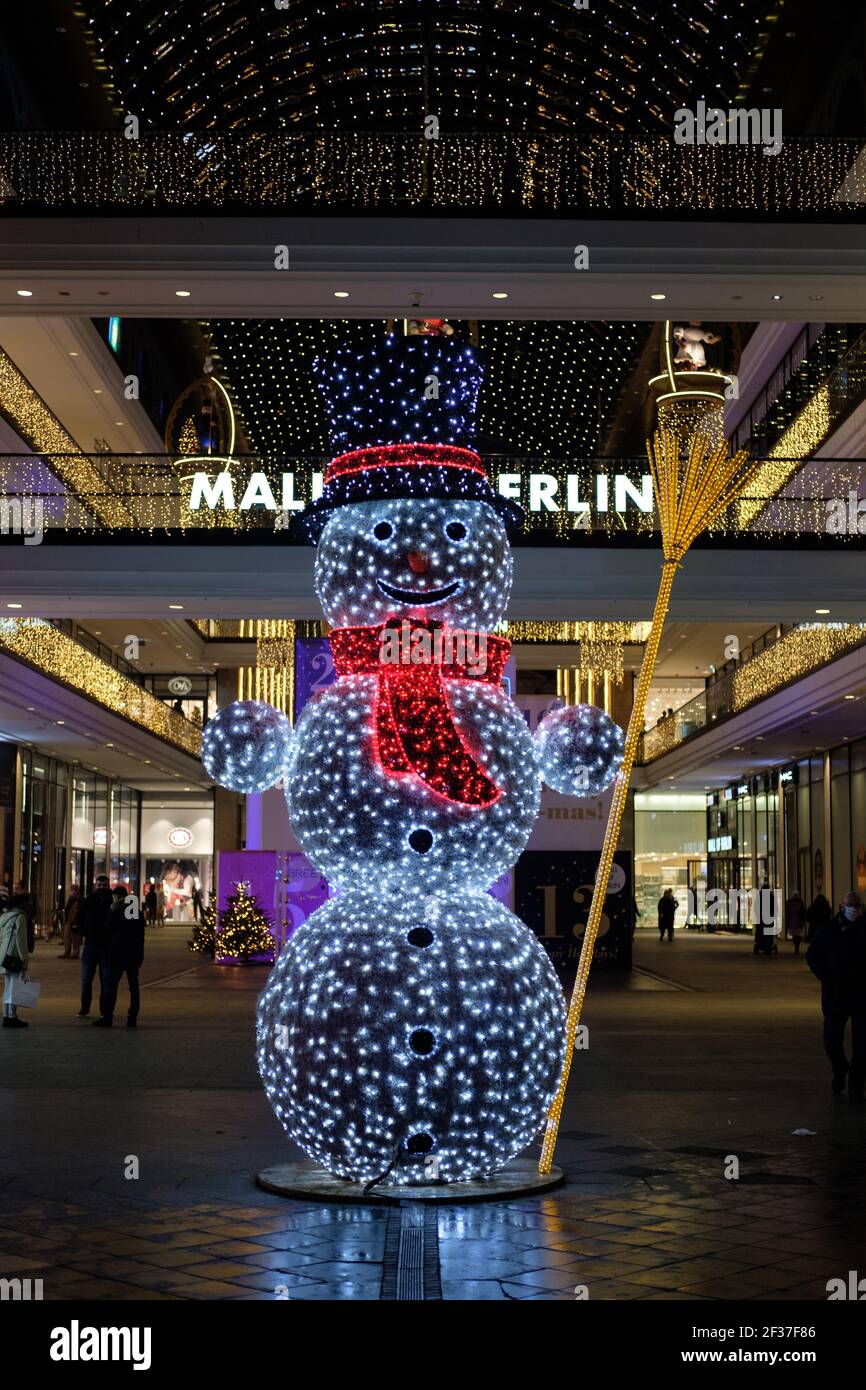 Weihnachtsbeleuchtung im Einkaufszentrum Mall of Berlin in Berlin, Deutschland im Dezember 2020. Stockfoto