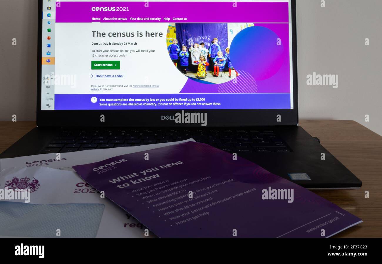 Ein Laptop mit der Census 2021 Website hochgeladen bereit, online auszufüllen. Stockfoto