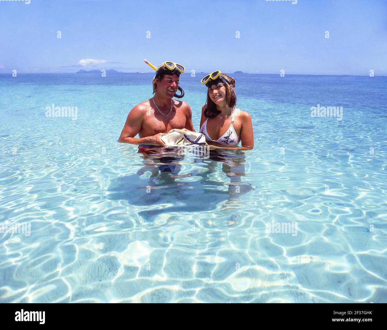 Paar mit Schnorchelausrüstung im Meer, Beachcomber Island Resort Beachcomber Island, Mamanuca Inseln, Republik Fidschi-Inseln Stockfoto