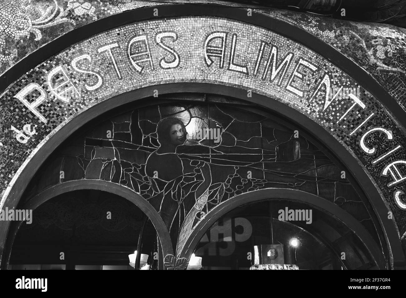 BARCELONA, SPANIEN - 10. MÄRZ 2018: Modernistisches Äußeres des ehemaligen Pastaladens (Konditorei heute) an der Rambla Straße. Schwarz weiß historisches Foto Stockfoto