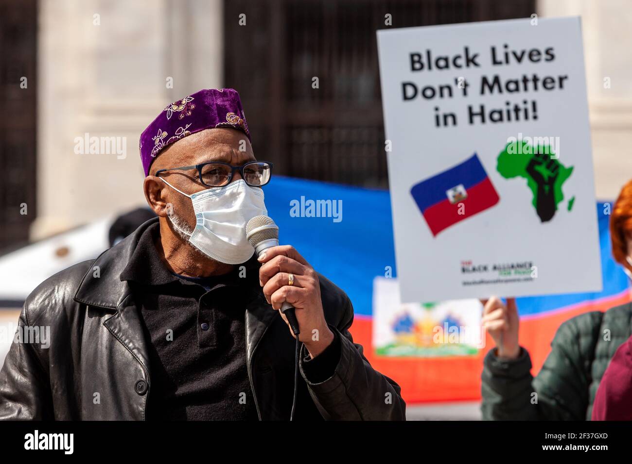 Washington, DC, USA, 15. März 2021. Im Bild: Rafiki Morris von der All-African People's Revolutionary Party spricht vor Demonstranten bei der Solidaritätskundgebung Haitis vor der Organisation amerikanischer Staaten (OAS). Die Schwarze Allianz für den Frieden veranstaltete die Kundgebung, um gegen die Unterstützung der OAS für Präsident Jovenel Moïse zu protestieren. Kredit: Allison C Bailey/Alamy Live Nachrichten Stockfoto