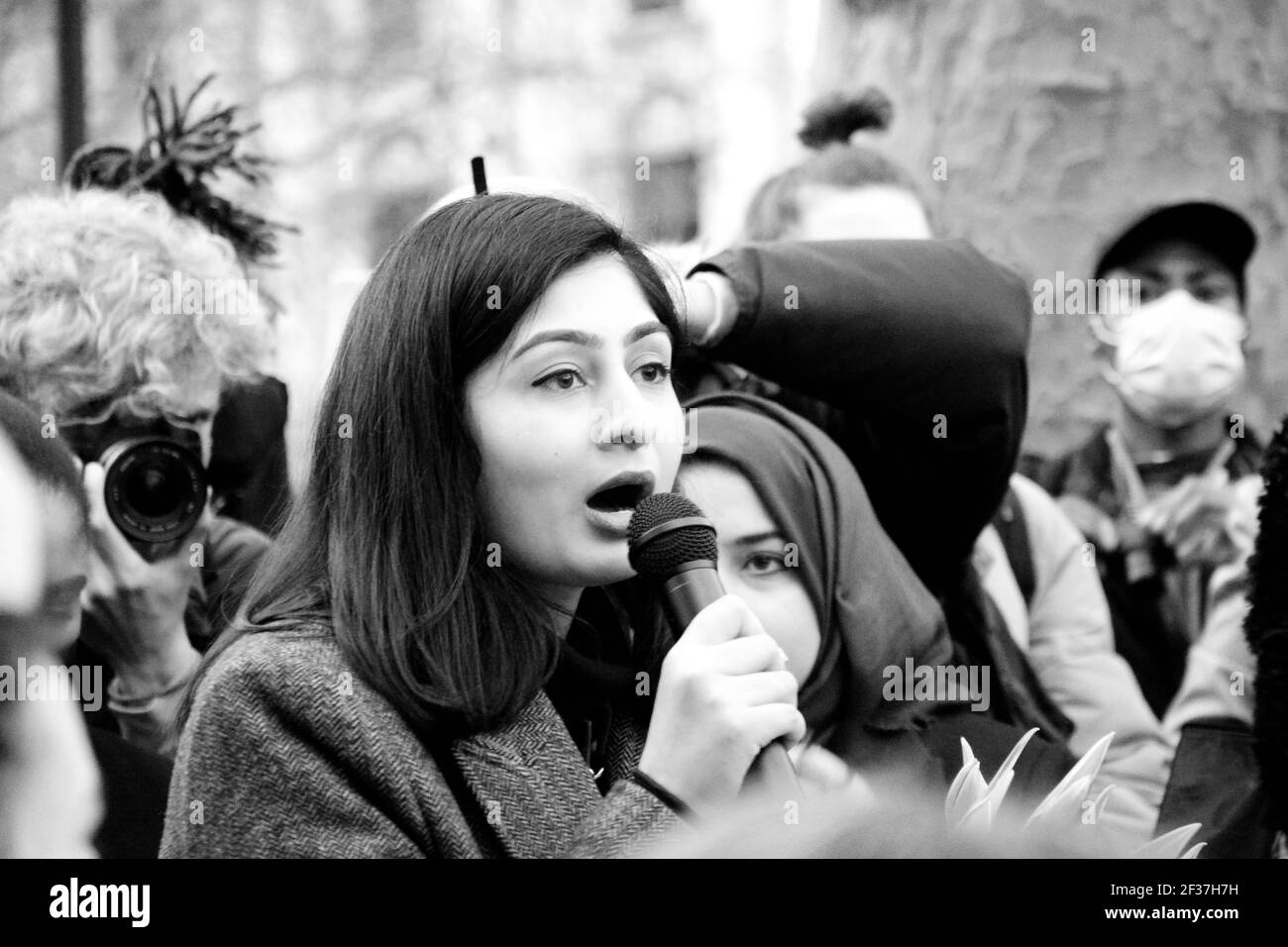 Zarah Sultana MP spricht bei der Mahnwache für Sarah Everard Auf dem Parliament Square 15th März 2021 Stockfoto